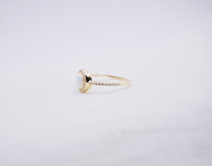 “ Opal dream “ Vintage geelgouden entourage ring met opaal