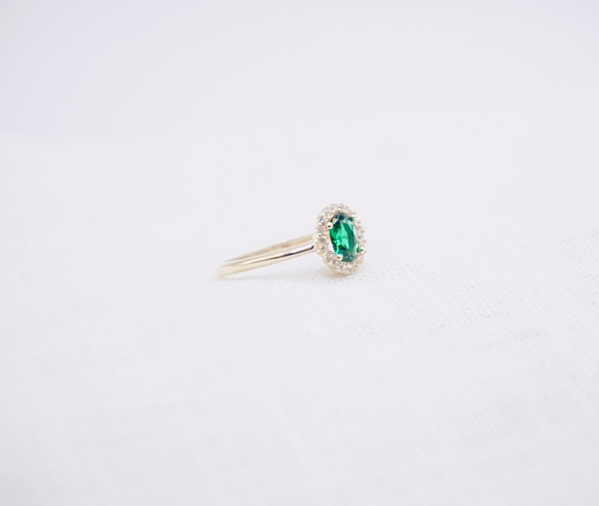 “ Green Halo “ Vintage geelgouden ring met zirkonia en groene steen