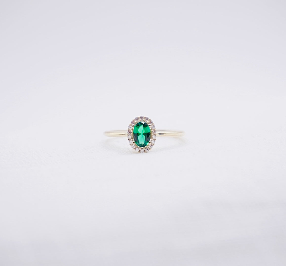 “ Green Halo “ Vintage geelgouden ring met zirkonia en groene steen