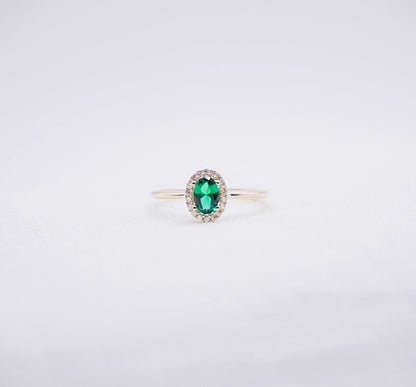 “ Green Halo “ Vintage geelgouden ring met zirkonia en groene steen