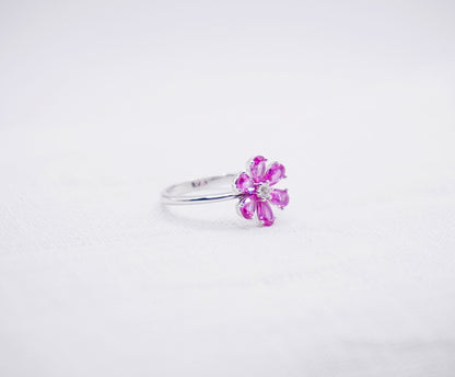 Zilveren ring in de vorm van een roze bloem