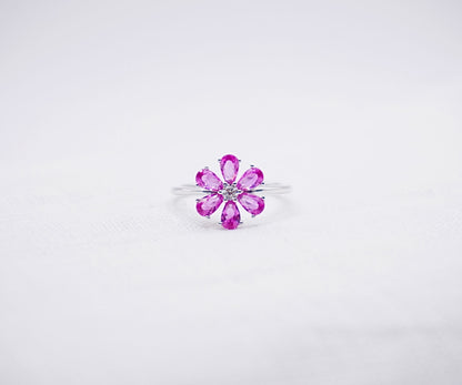 Zilveren ring in de vorm van een roze bloem