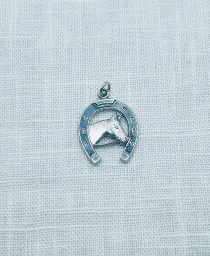 Vintage zilver hanger paard in hoefijzer
