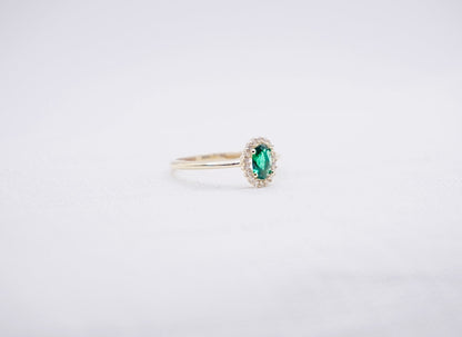 “ Green Halo “ Vintage geelgouden ring met zirkonia en groene steen