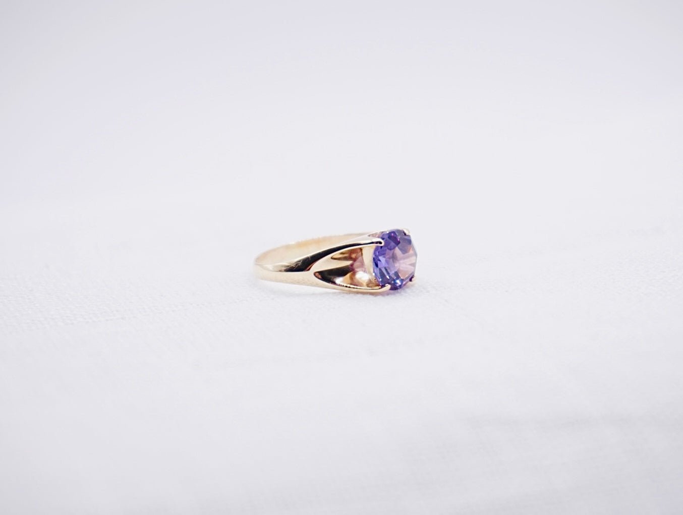 “ Majestic “ Vintage geelgouden ring met Korund