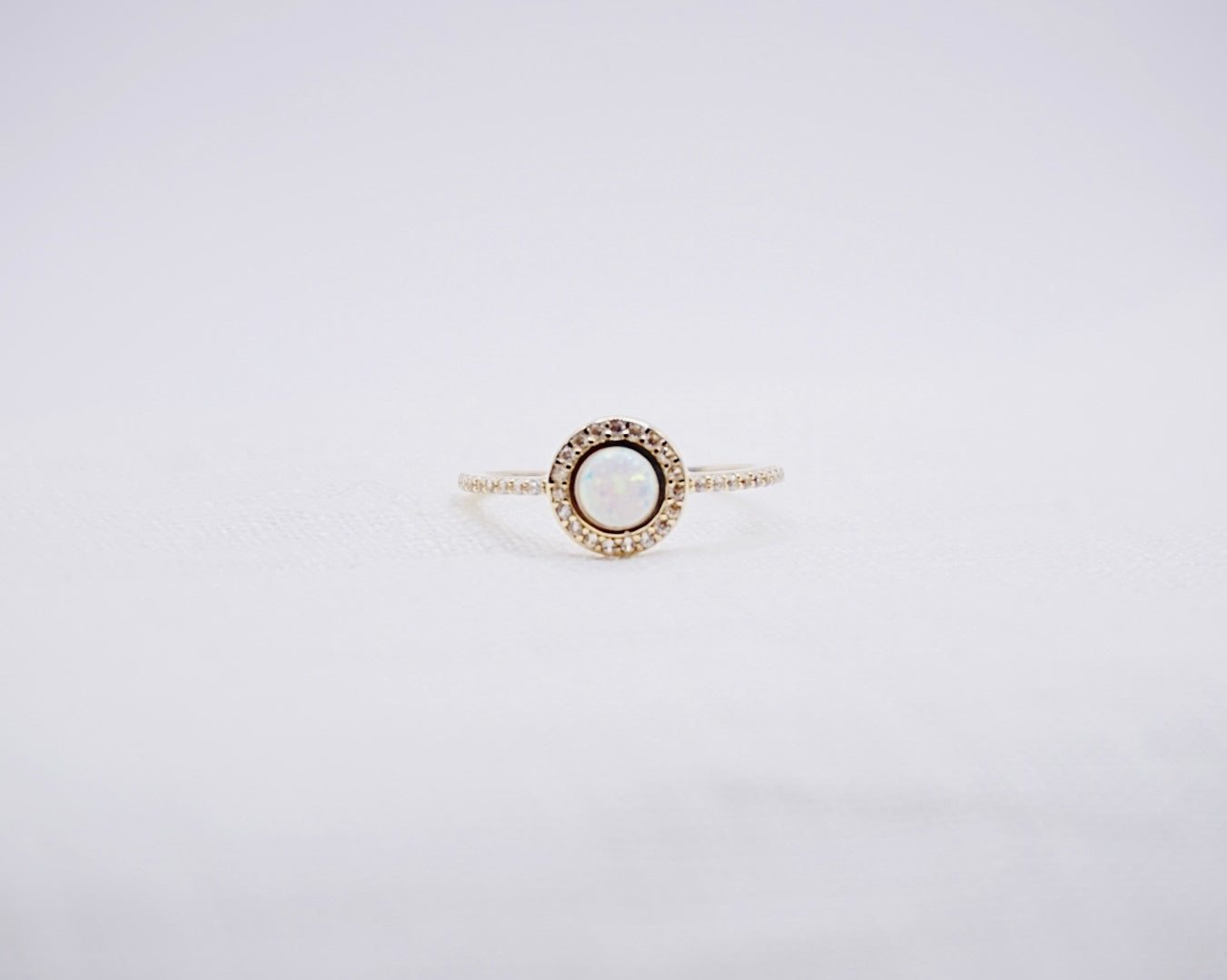 “ Opal dream “ Vintage geelgouden entourage ring met opaal