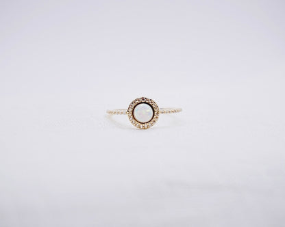 “ Opal dream “ Vintage geelgouden entourage ring met opaal