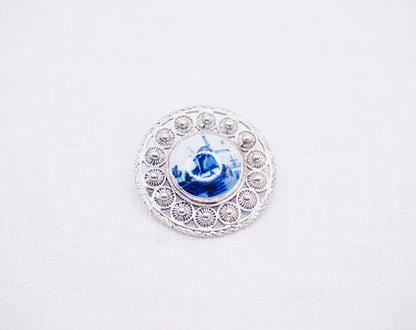 Vintage zilveren broche met Delfts aardewerken molen