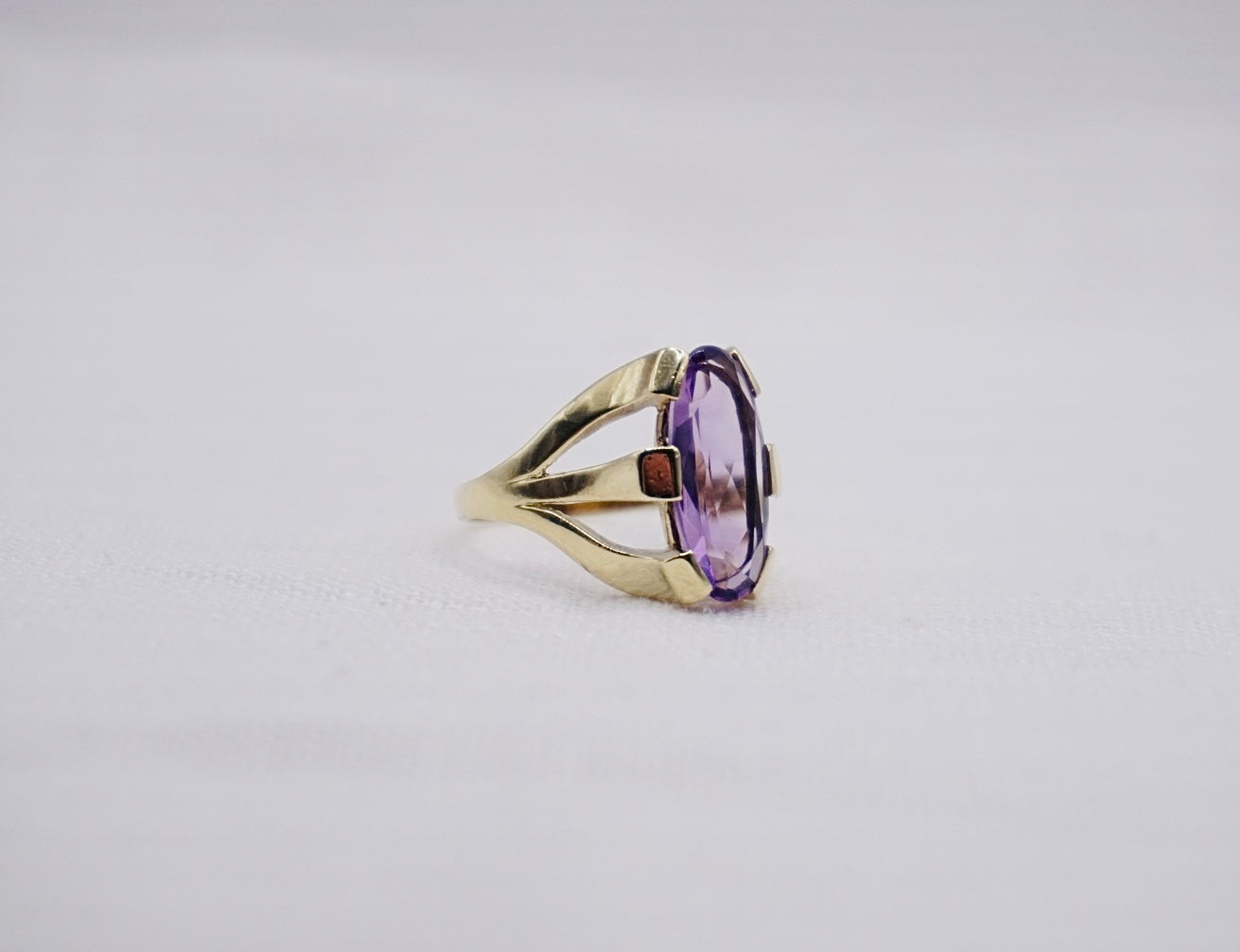 “ Amazing Amethyst “ Vintage Geelgouden ring