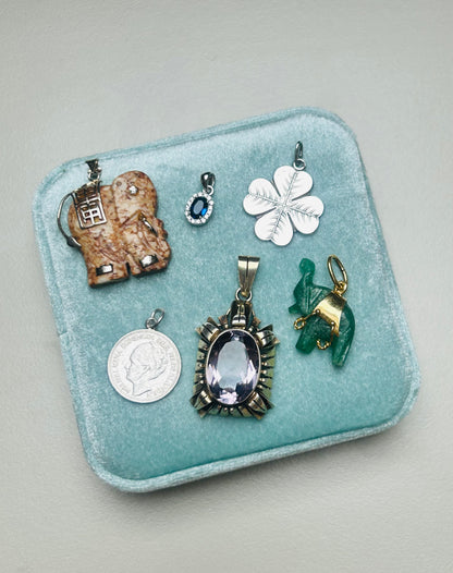 Vintage geelgouden hanger bezet met Jade in de vorm van een Olifant