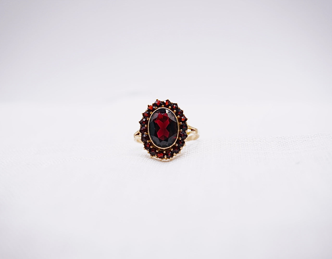 “ Red wine “ Vintage Geelgouden ring