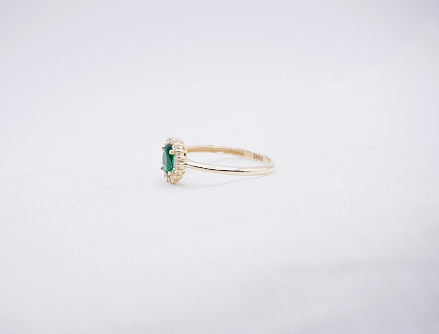 “ Green Halo “ Vintage geelgouden ring met zirkonia en groene steen