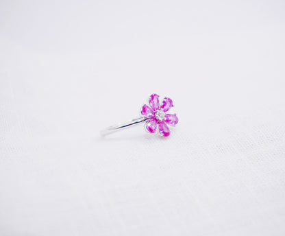 Zilveren ring in de vorm van een roze bloem