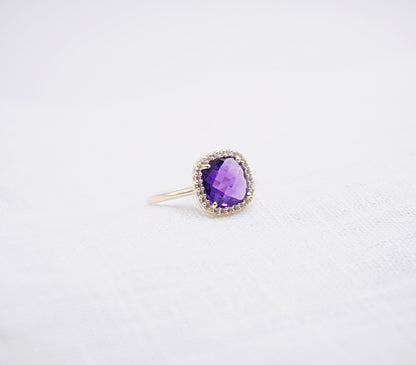 “ Purple Disco “ vintage Geelgouden ring met zirkonia en paarse steen