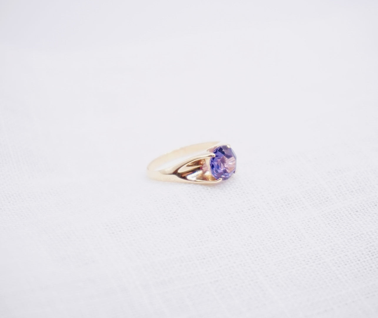 “ Majestic “ Vintage geelgouden ring met Korund