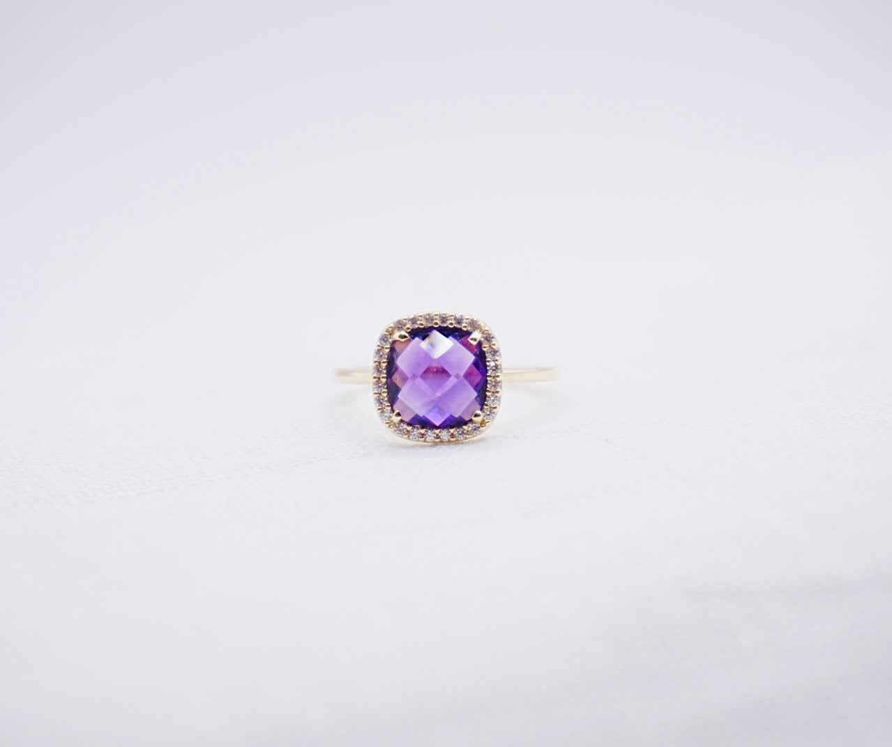 “ Purple Disco “ vintage Geelgouden ring met zirkonia en paarse steen