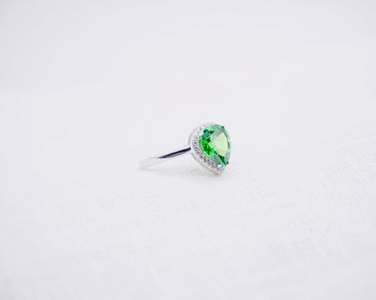 Zilveren ring met witte en groene zirkonia