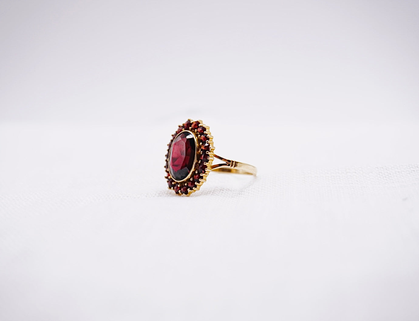 “ Red wine “ Vintage Geelgouden ring