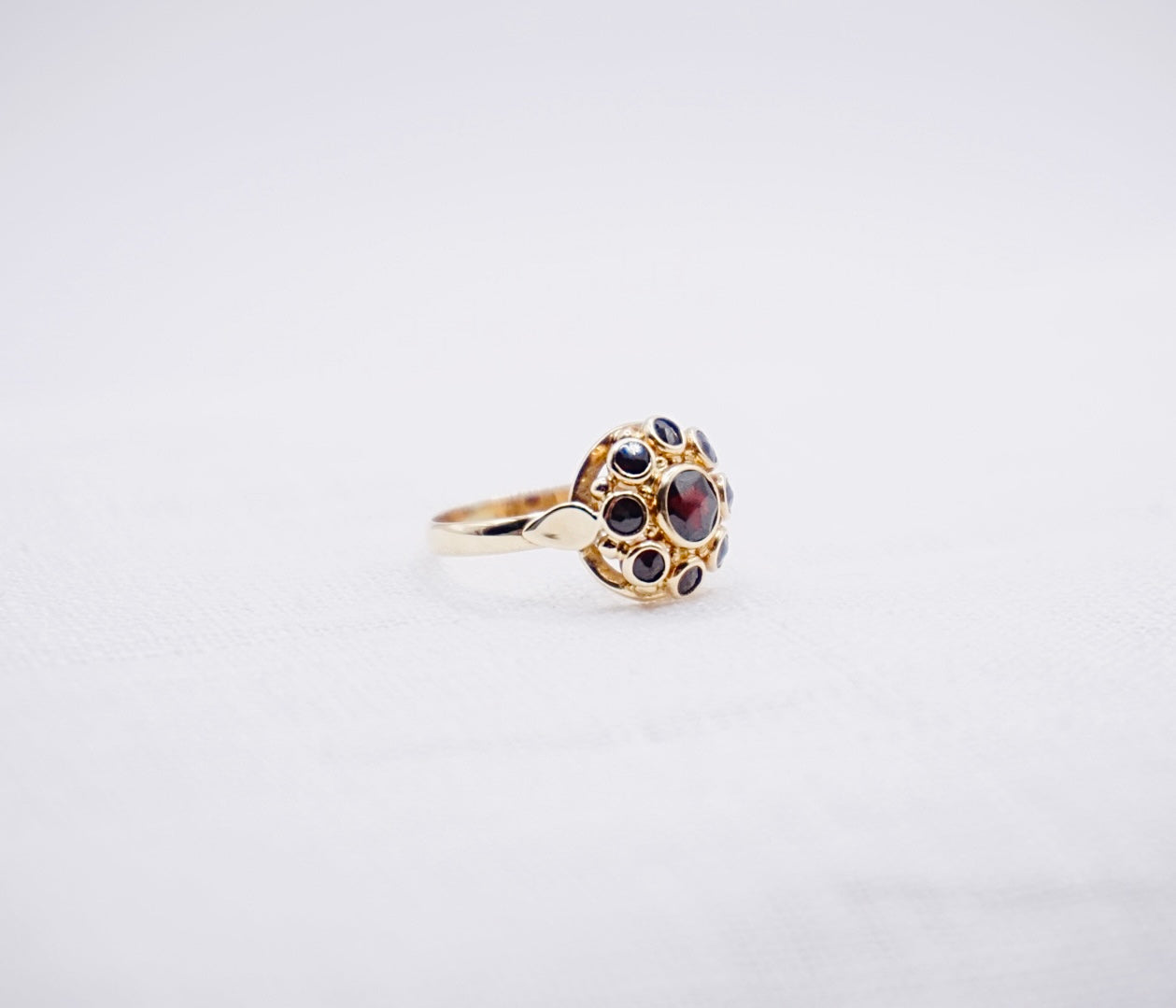 “ Merlot” Vintage entourage ring bezet met granaat