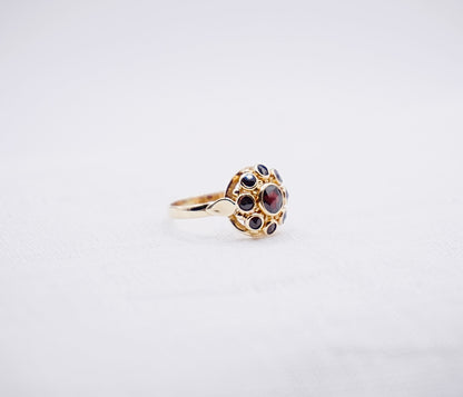 “ Merlot” Vintage entourage ring bezet met granaat