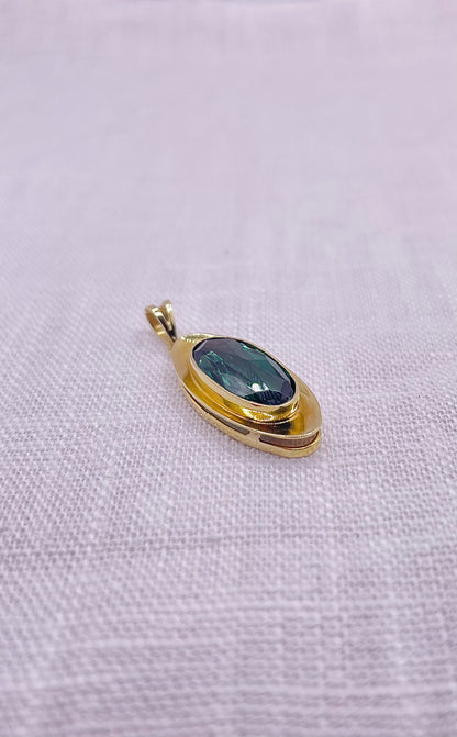 Vintage geelgouden hanger met groene Spinel
