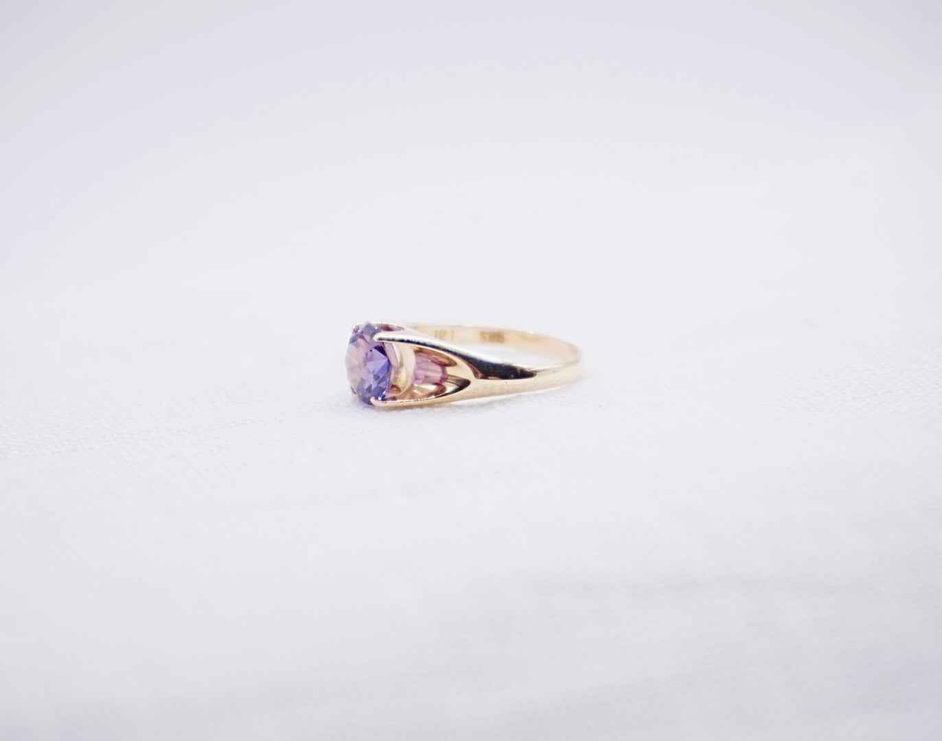 “ Majestic “ Vintage geelgouden ring met Korund