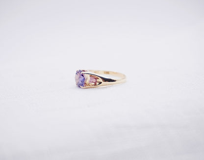 “ Majestic “ Vintage geelgouden ring met Korund