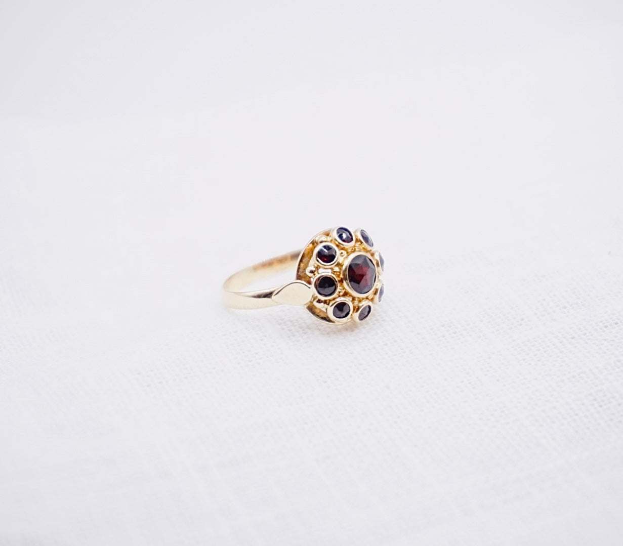 “ Merlot” Vintage entourage ring bezet met granaat