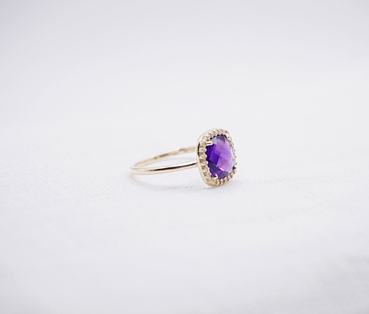 “ Purple Disco “ vintage Geelgouden ring met zirkonia en paarse steen