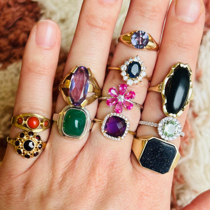 Zilveren ring in de vorm van een roze bloem