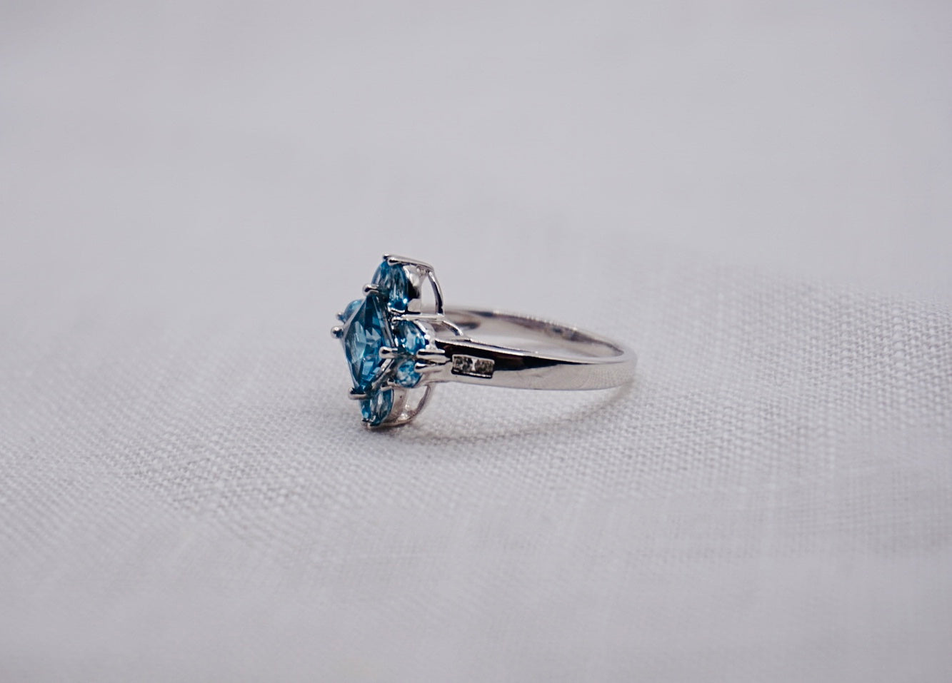 “ Sky Clear “ Vintage witgouden ring