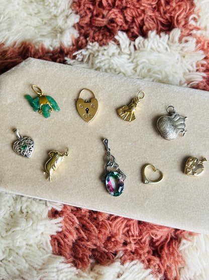 Vintage geelgouden hanger bezet met Jade in de vorm van een Olifant