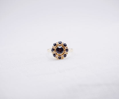 “ Merlot” Vintage entourage ring bezet met granaat