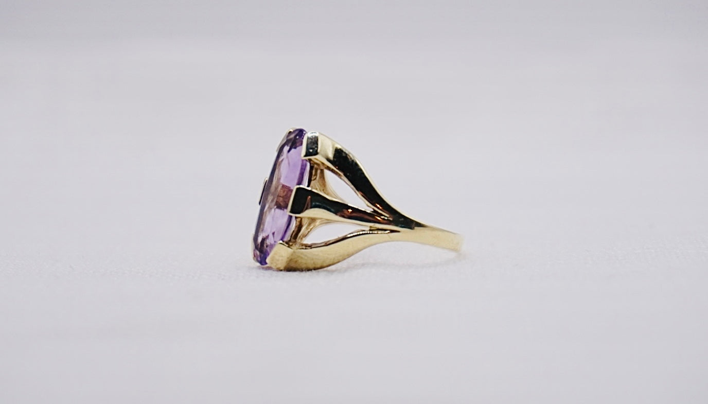 “ Amazing Amethyst “ Vintage Geelgouden ring