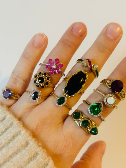 Zilveren ring met witte en groene zirkonia