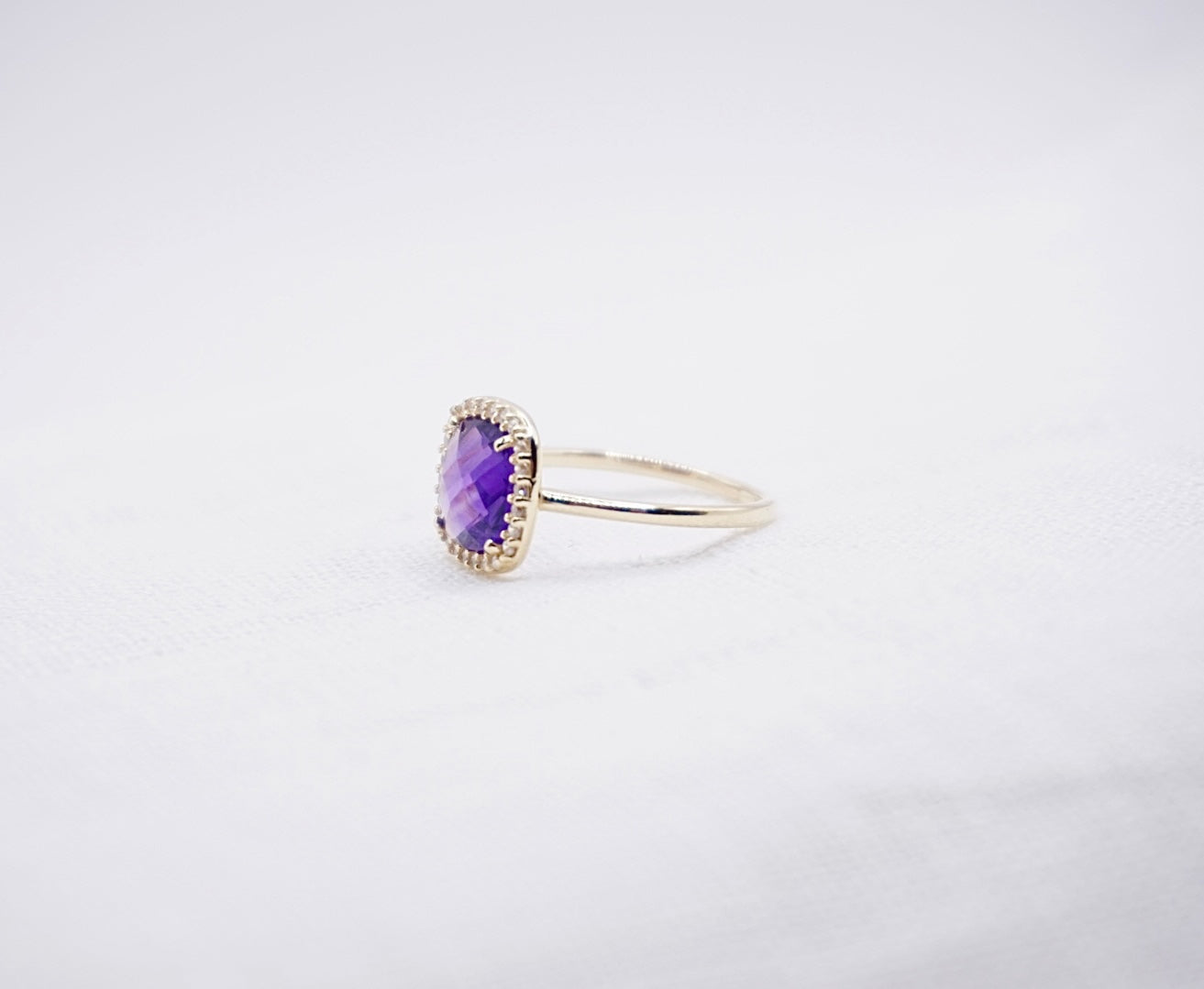 “ Purple Disco “ vintage Geelgouden ring met zirkonia en paarse steen